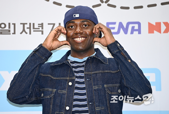 방송인 조나단이 19일 오전 서울 마포구 스탠포드호텔에서 열린 ENA, NXT, 코미디TV가 공동 제작하는 새 예능 '어디로 튈지 몰라' 제작발표회에서 포토타임을 갖고 있다. [사진=곽영래 기자]