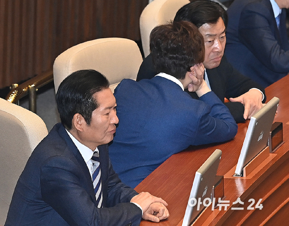 더불어민주당 정청래 대표와 이언주 최고위원이 2일 오후 서울 여의도 국회에서 열린 제432회국회(임시회) 제1차 본회의 개회식에서 출석하고 있다. [사진=곽영래 기자]