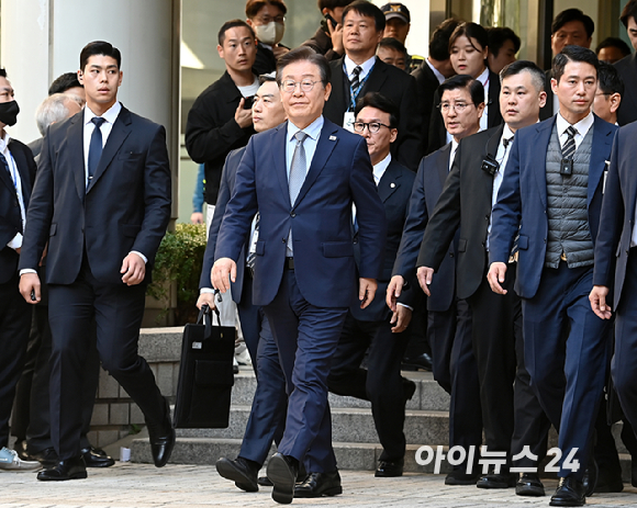 이재명 더불어민주당 대표가 15일 서울 서초구 서울중앙지방법원에서 열린 '공직선거법 위반' 1심 선고 공판에서 징역 1년에 집행유예 2년을 선고받은 뒤 법원을 나서고 있다. [사진=곽영래 기자]