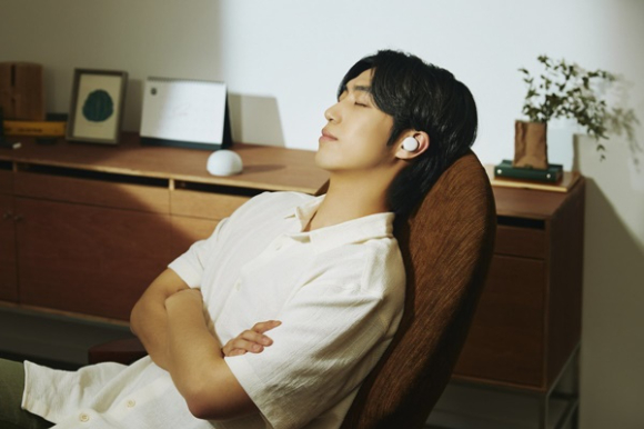 LG전자 모델이 '브리즈' 전용 무선 이어셋을 착용한 모습. [사진=LG전자]