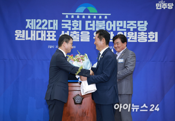더불어민주당 신임 원내대표로 추대되며 연임에 성공한 한병도 의원이 6일 국회에서 열린 제3기 원내대표 선출 의원총회에서 기념 촬영하고 있다. [사진=곽영래 기자]