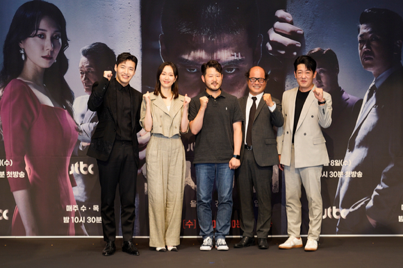배우 강하늘, 이유영, 민연홍 PD, 배우 김상호, 허성태가 8일 온라인으로 진행된 JTBC 새 수목드라마 '인사이더' 제작발표회에 참석해 포즈를 취하고 있다. [사진=JTBC]
