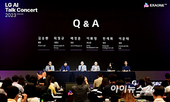 배경훈 LG AI연구원장이 19일 오전 서울 강서구 마곡 LG사이언스파크에서 열린 'LG AI 토크콘서트 2023&rsquo;에서 초대형 AI '엑사원 2.0&rsquo; 관련 질문에 답변하고 있다. [사진=곽영래 기자]