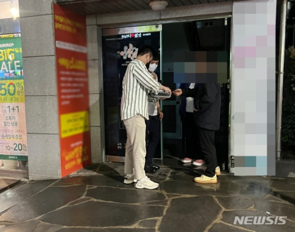 제주에서 초등학생 등 청소년을 상대로 담배를 대리 구매해준 40대와 고교생들이 제주도자치경찰단에 적발됐다. 사진은 청소년 구매자를 모집하기 위해 대리 구매자가 SNS에 올린 홍보 글. [사진=제주자치경찰단 제공]