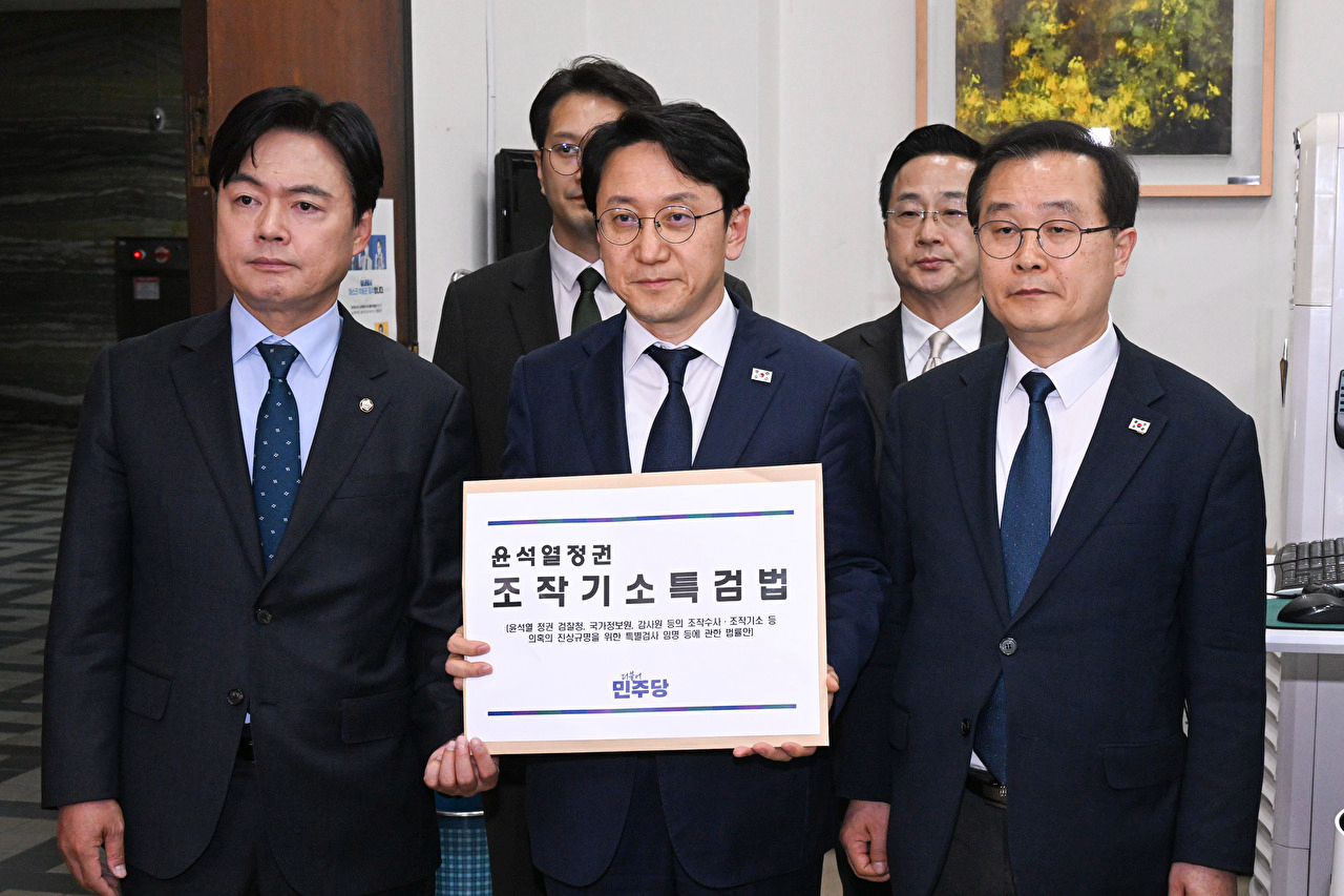 더불어민주당 천준호 원내대표 직무대행과 국정조사특위 위원들이 지난 30일 국회 의안과에 '윤석열 정치검찰 조작기소 진상규명 특검법'을 제출하고 있다. 앞 줄 왼쪽부터 김현정 의원, 천 직무대행, 이건태 의원 2026.4.30 [사진=연합뉴스]