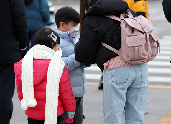 서울 종로구 세종대로 인근에서 한 어머니가 자녀의 외투 지퍼를 올려주고 있다. [사진=뉴시스]