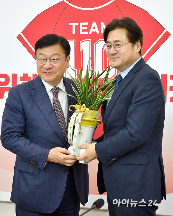 홍익표 청와대 정무수석이 11일 서울 여의도 국회에서 정점식 국만의힘 원내대표를 예방해 기념촬영을 하고 있다. [사진=곽영래 기자]