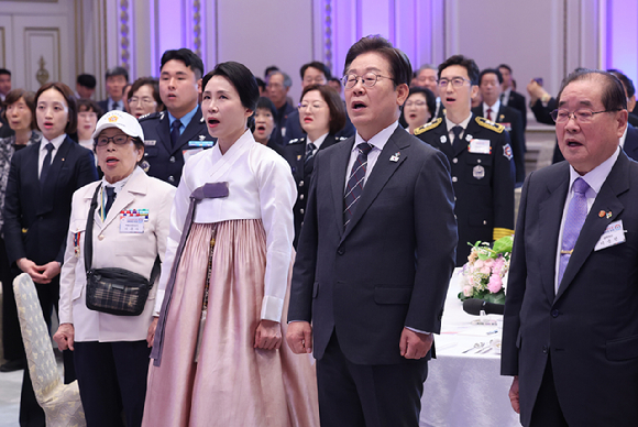 이재명 대통령이 27일 청와대 영빈관에서 열린 '호국 보훈의 달, 대통령의 초대' 행사에서 특별 초청대상자인 이춘자 씨에게 광목이불을 선물한 뒤 기념촬영을 하고 있다. 이번 행사에는 국가유공자 및 유족, 보훈단체장, 특별초청자 등이 참석했다. 2025.6.27 [사진=연합뉴스]