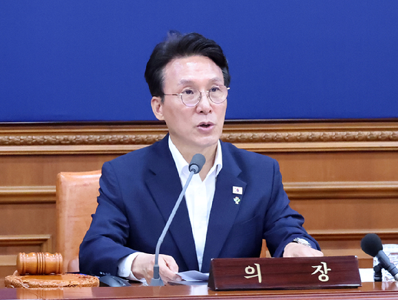김민석 국무총리가 16일 서울 종로구 정부서울청사에서 열린 국무회의 겸 비상경제본부회의에 참석, 잠실 개표소 봉쇄와 관련해 단호한 대처를 지시하고 있다. 2026.6.16 [사진=연합뉴스]
