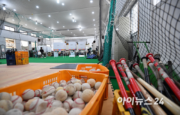 제9회 전국동시지방선거 및 국회의원 재&middot;보궐 선거가 시작된 3일 서울 중구 청구초등학교 야구부실내훈련장에 마련된 투표소에서 시민들이 투표를 하고 있다. [사진=곽영래 기자]