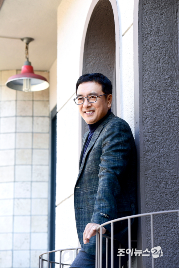영화 '두번째 스물' 배우 김승우가 24일 오전 서울 삼청동 한 카페에서 열린 조이뉴스24와의 인터뷰에 앞서 포즈를 취하고 있다.