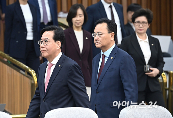 송언석 국민의힘 원내대표가 8일 서울 여의도 국회에서 열린 원내대책회의에 참석하고 있다. [사진=곽영래 기자]