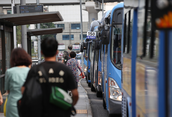 서울 시내버스 노동조합이 오는 28일 총파업에 돌입할 것을 예고했다. 사진은 지난해 8월 13일 서울역 버스환승센터에서 시민들이 시내버스를 이용하고 있는 모습. [사진=뉴시스]