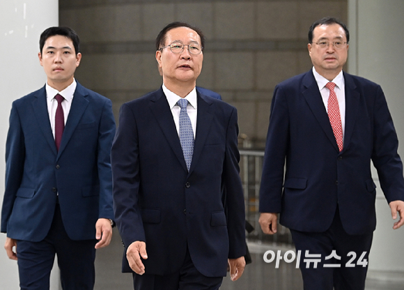 내란 중요임무 종사 및 직권남용 등 혐의를 받는 박성재 전 법무부장이 22일 오후 서울 서초구 서울중앙지방법원에서 열린 1심 선고 공판에 출석하고 있다. [사진=곽영래 기자]