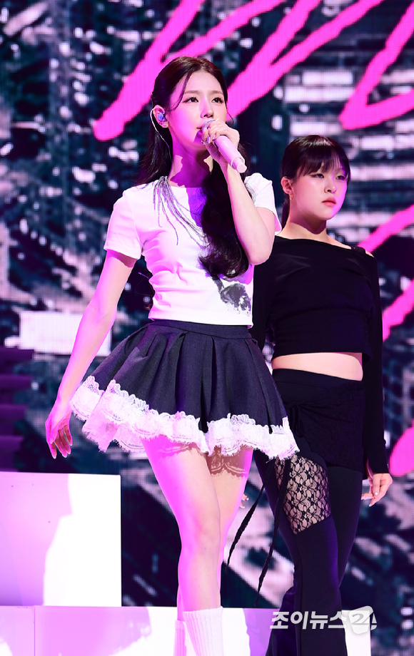 아이들(i-dle) 미연이 3일 오후 서울 용산구 한남동 블루스퀘어에서 열린 미연(MIYEON) 솔로 미니 2집 'MY, Lover' 미디어 쇼케이스에 참석해 타이틀곡 'Say My Name' 무대를 선보이고 있다. [사진=정소희 기자]