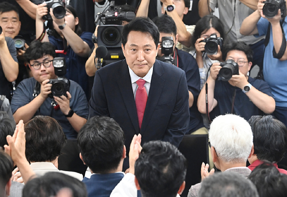국민의힘 오세훈 서울시장 후보가 제9회 전국동시지방선거일 다음날인 4일 서울 종로구 대왕빌딩에 마련된 선거사무소에서 입장을 밝힌 뒤 지지자들에게 인사하고 있다. [사진=곽영래 기자]