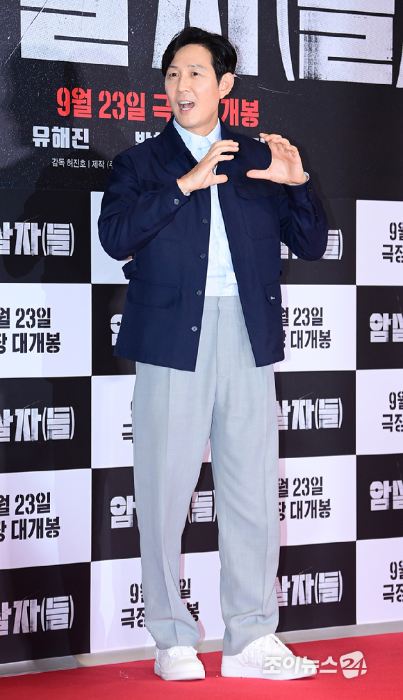 배우 이정재가 21일 서울 송파구 롯데시네마 월드타워에서 열린 영화 '암살자(들)'(감독 허진호) VIP 시사회에 참석하고 있다. [사진=정소희 기자]