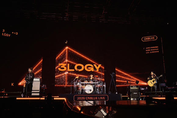 밴드 씨엔블루가 서울 티켓링크 라이브 아레나(구 올림픽공원 핸드볼경기장)에서 2026 CNBLUE LIVE '3LOGY'(2026 씨엔블루 라이브 '쓰릴로지')를 개최하고 관객들을 만나고 있다. [사진=FNC엔터테인먼트]