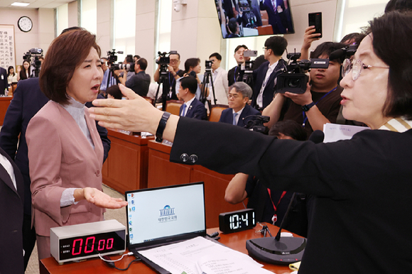 22일 서울 여의도 국회 법제사법위원회에서 열린 '건진법사 관봉권 띠지' 분실 관련 검찰개혁 입법청문회에서 국민의힘 나경원 의원 등 위원들이 추미애 위원장의 질서유지권 발동 등에 항의하고 있다.국민의힘 의원들은 노트북에 붙인 "정치공작, 가짜뉴스 공장, 민주당!"이라고 적힌 피켓에 대한 추 위원장의 철거 요구를 거부했다. [사진=연합뉴스]