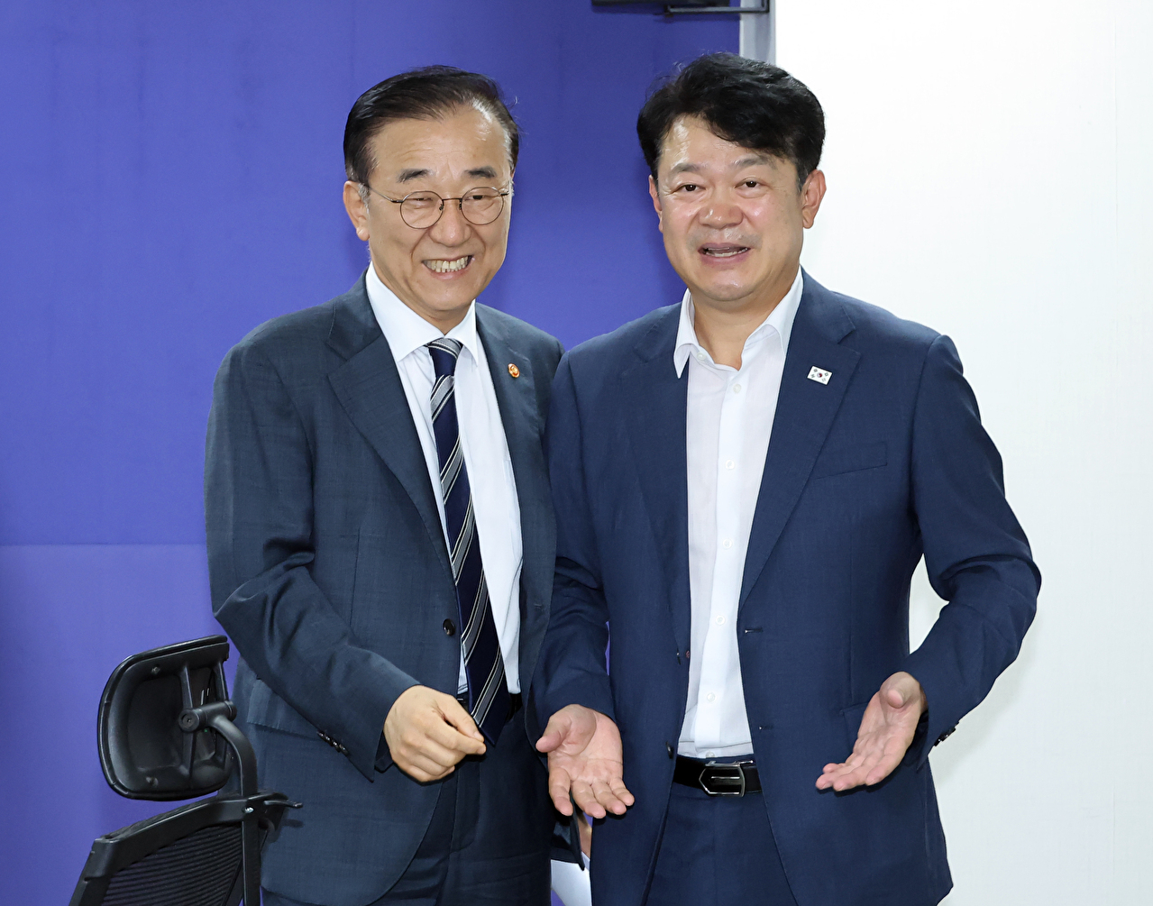 김윤덕 국토교통부 장관(왼쪽)이 19일 국회 의원회관에서 열린 국토교통위 당정 협의에서 복기왕 더불어민주당 간사와 얘기를 나누고 있다. 2026.8.19 [사진=연합뉴스]