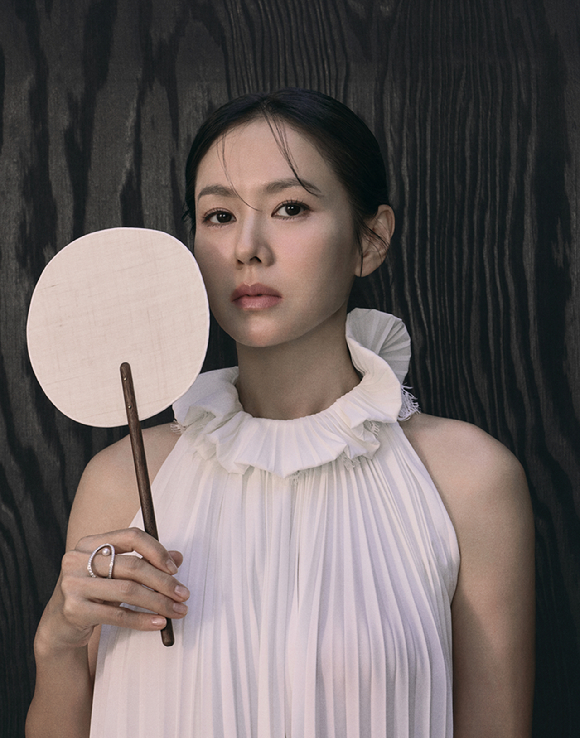 배우 손예진이 넷플릭스 시리즈 '스캔들' 인터뷰에 앞서 포즈를 취하고 있다. [사진=넷플릭스]