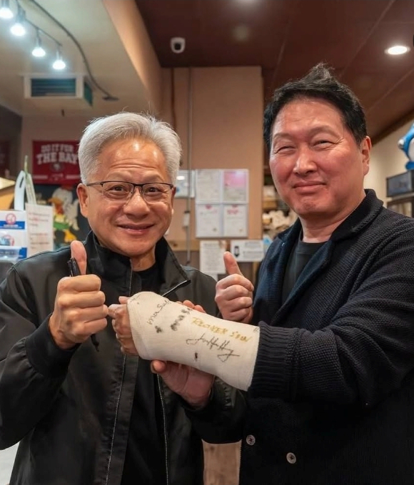 최태원 SK그룹 회장의 손목 깁스에 젠슨 황 엔비디아 CEO가 응원 메시지를 남긴 모습. [사진=최태원 회장 인스타그램 캡처]
