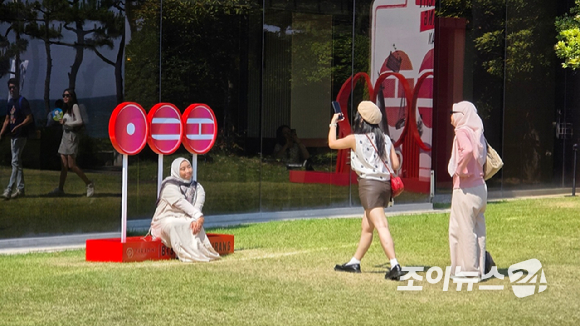 12일 부산시 해운대구 해운대 해수욕장에서 열린 'BTS 더 시티 아리랑 부산' 오프라인 액티비티 '러브 송 라운지', '러브 쿼터' 현장 이미지. [사진=정지원 기자]