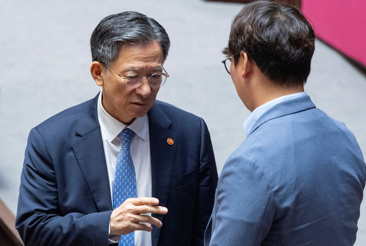 정성호 법무부 장관이 지난 6월 9일 경기도 정부과천청사 법무부 대강당에서 열린 '탁월한 피해자' 북토크에서 저자의 강연을 경청하고 있다. 2026.7 [사진=연합뉴스]