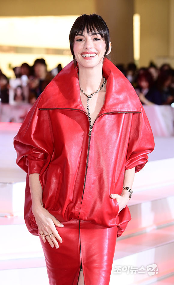 배우 앤 해서웨이가 8일 오후 서울 영등포구 타임스퀘어에서 열린 영화 '악마는 프라다를 입는다 2' 레드카펫 행사에 참석하고 있다. [사진=정소희 기자]