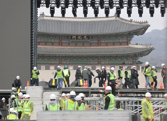 그룹 방탄소년단(BTS)의 광화문 공연을 앞둔 18일 서울 광화문광장에서 공연 준비작업이 이뤄지고 있다. 2026.3.18 [사진=연합뉴스]