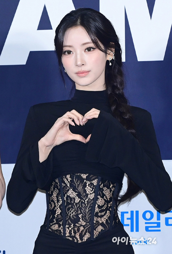 그룹 미야오(MEOVV) 안나가 27일 경기 고양시 킨텍스에서 열린 2026 케이 월드 드림 어워즈(K WORLD DREAM AWARDS)' 블루카펫에 참석하고 있다. [사진=정소희 기자]