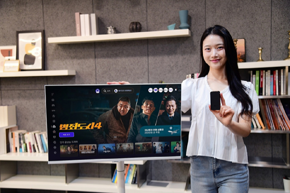 SK브로드밴드는 B tv 무선 셋톱박스와 이동식 TV를 결합해 집안 어디서든 자유롭게 시청할 수 있는 'B tv 무빙' 서비스를 출시했다고 17일 밝혔다. [사진=SKB]