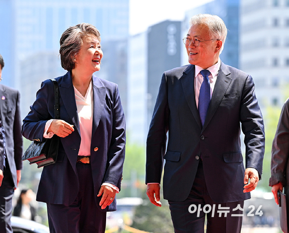 4·27 판문점선언 7주년 기념식 참석차 국회를 방문한 문재인 전 대통령과 김정숙 여사가 25일 오후 서울 여의도 국회에 들어서고 있다. [사진=곽영래 기자]