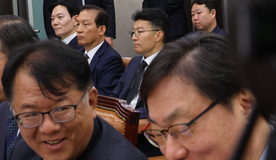 지난 4월 14일 국회 '윤석열 정권 정치검찰 조작기소 의혹 사건 진상규명' 국정조사특별위원회에서 열린 쌍방울 대북 송금 사건 관련 청문회에 이화영 전 경기도 평화부지사, 서민석 변호사, 사건을 수사했던 박상용 검사가 증인석에 앉아 있다. 2026.4.14 [사진=연합뉴스]