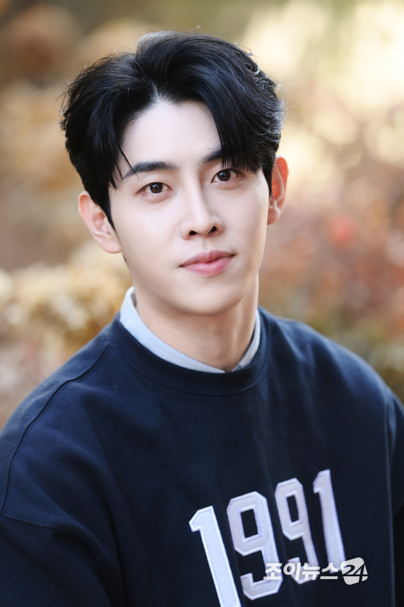 '불타는 트롯맨'에서 최종 10위를 기록하며 대중들에 눈도장을 찍은 가수 박현호가 14일 서울 마포구 상수동에서 진행된 조이뉴스24와의 인터뷰에 앞서 포즈를 취하고 있다. [사진=정소희 기자]