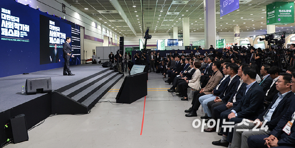 최태원 대한상공회의소 회장이 21일 오후 서울 강남구 코엑스에서 열린 제3회 대한민국 사회적 가치 페스타 개회사를 하고 있다. [사진=곽영래 기자]