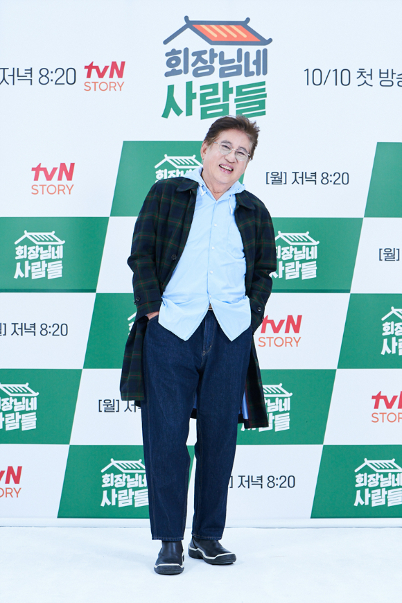 tvN STORY '회장님네 사람들' 제작발표회가 6일 오후 진행돼 김용건이 포즈를 취하고 있다.  [사진=tvN STORY]