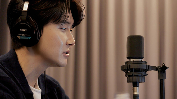 배우 김준한이 한국어 음성 가이드를 녹음하고 있다. [사진=포도뮤지엄]
