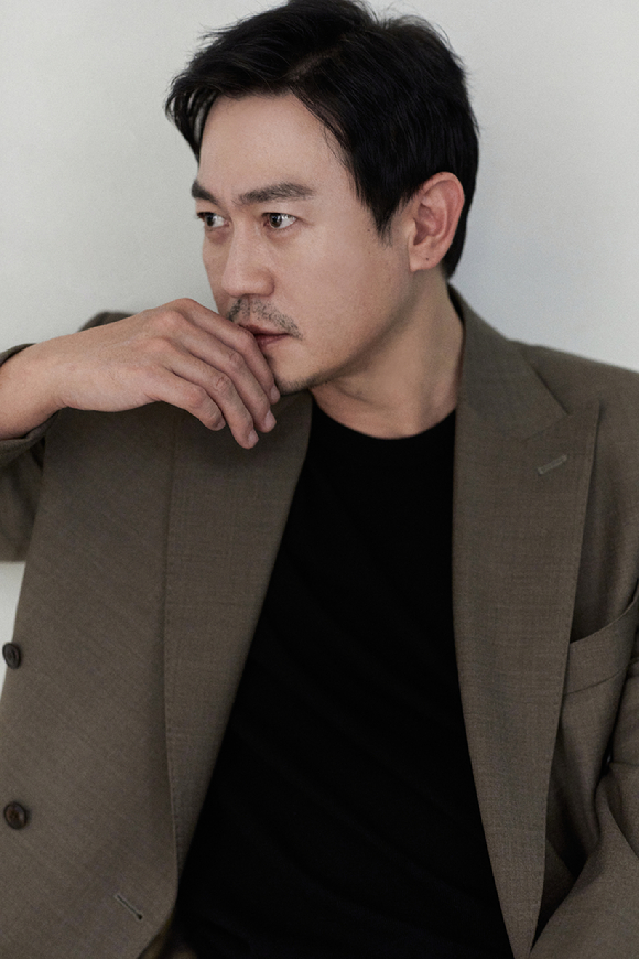 배우 박용우가 영화 '유체이탈자' 인터뷰에 앞서 포즈를 취하고 있다. [사진=(주)에이비오엔터테인먼트]