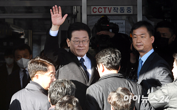 '성남FC 불법후원금 의혹'을 받고 있는 이재명 더불어민주당 대표가 10일 오전 경기도 성남시 수원지방검찰청 성남지청에 출석하며 지지자들을 향해 인사하고 있다. [사진=사진공동취재단]