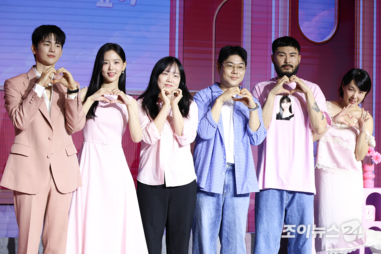 배우 서인국, 강한나, 김노은 PD, 원승재 PD, 가수 카더가든, 코미디언 이은지가 1일 오전 서울 마포구 호텔 나루 서울 엠갤러리에서 진행된 넷플릭스 예능 '모태솔로지만 연애는 하고 싶어 시즌2' 제작발표회에 참석해 포즈를 취하고 있다. [사진=문수지 기자]