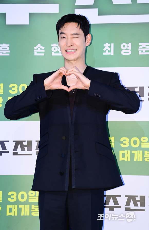 배우 이제훈이 29일 오후 서울 용산구 용산 CGV에서 열린 영화 '소주전쟁' 언론시사회에 참석하고 있다. [사진=정소희 기자]
