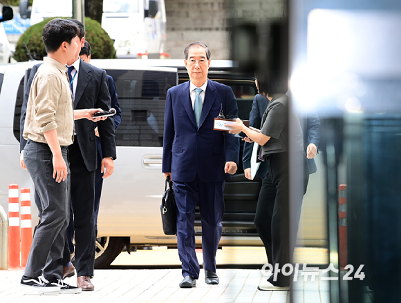 한덕수 전 국무총리가 27일 오후 서울중앙지법에 내란 우두머리 방조, 위증, 허위공문서 작성 등의 혐의로 구속 전 피의자 심문(영장실질심사)을 받기위해 출석하고 있다. [사진=정소희 기자]