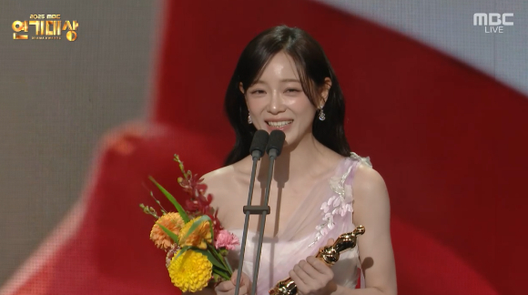 서강준이 30일 서울 상암 MBC신사옥 미디어센터에서 열린 '2025 MBC 연기대상'에서 수상소감을 이야기 하고있다. [사진=MBC 방송화면 캡처]