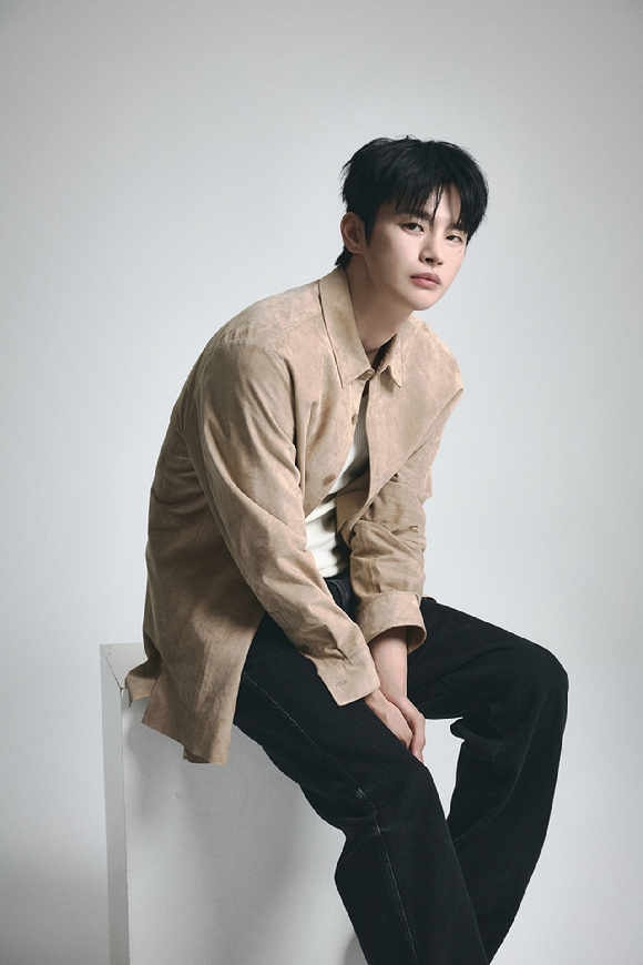 배우 서인국이 tvN 월화드라마 '내일도 출근' 종영 인터뷰에 앞서 포즈를 취하고 있다. [사진=스토리제이컴퍼니]