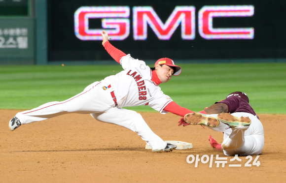 7일 오후 인천 SSG 랜더스필드에서 열린 2022 KBO리그 포스트시즌 한국시리즈 키움 히어로즈 대 SSG 랜더스의 5차전 경기에서 3회초 1사 1루 키움 김태진의 유격수 땅볼 때 주자 푸이그가 2루로 향하다 SSG 유격수 김성현에 태그아웃되고 있다. [사진=정소희 기자]