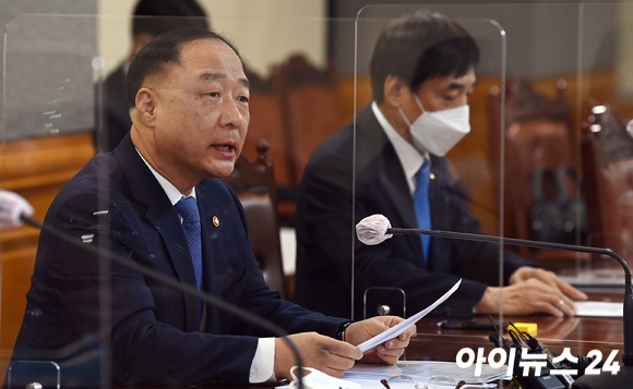 홍남기 경제부총리 겸 기획재정부 장관 [사진=김성진 기자]