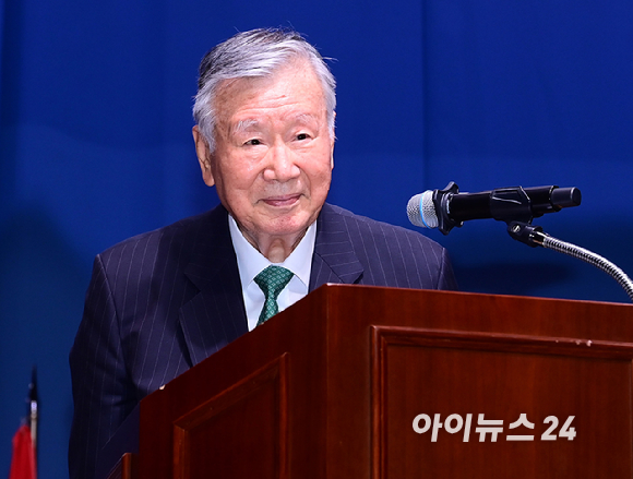 이중근 부영그룹 회장 겸 우정교육문화재단 이사장이 26일 서울 중구 대한상공회의소 국제회의장에서 열린 '2026년 제2학기 장학금 수여식'에 참석해 장학생 대표 카자흐스탄 아이가늠 자리너바와 인사를 나누고 있다. [사진=정소희 기자]