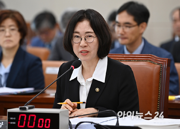 이미선 기상청장이 17일 국회 기후에너지환경노동위원회에서 열린 2025년 국정감사에 출석해 의원 질의에 답변하고 있다. [사진=곽영래 기자]