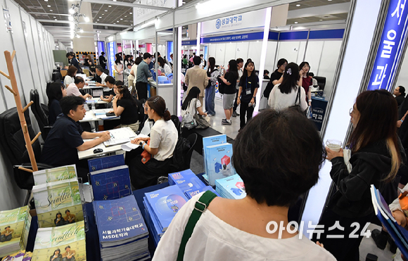 23일 서울 강남구 코엑스에서 열린 2027학년도 수시 대학입학정보박람회에서 학부모&middot;학생들이 상담을 받고 있다. [사진=곽영래 기자]